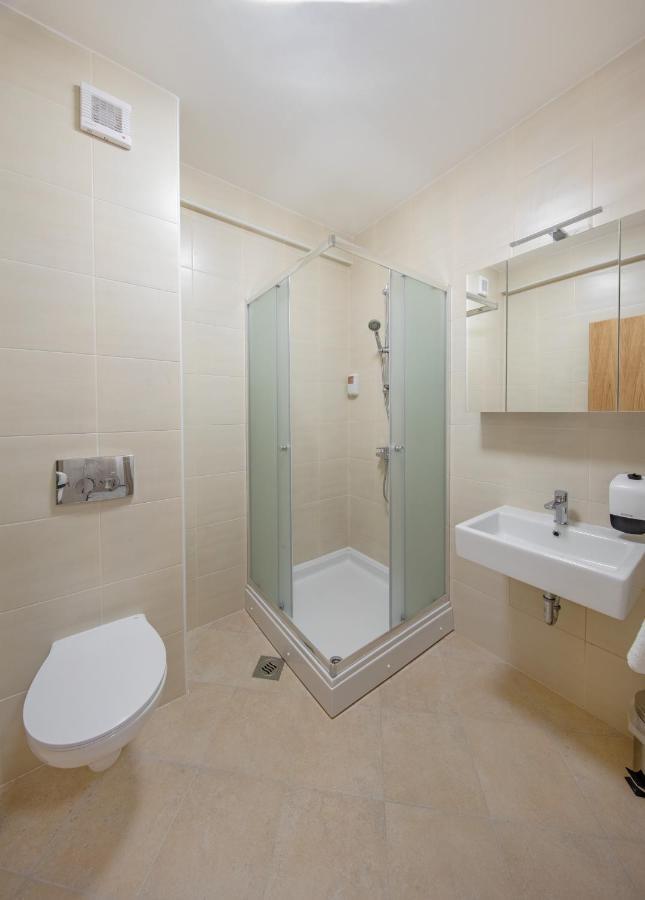 Otocki Virovi Hostel Otok  Ngoại thất bức ảnh